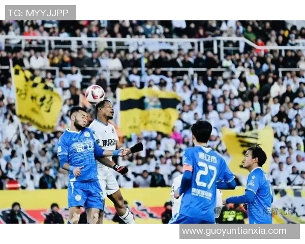 独具风格的足球明星在赛场上的灵动跑动与精彩表现