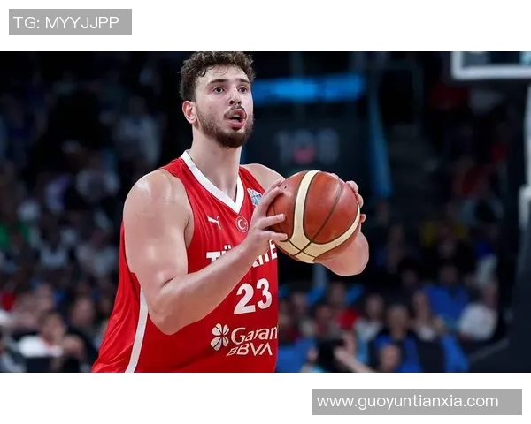 足球明星荣获NBA球衣引发球迷热议展现跨界友谊与运动精神